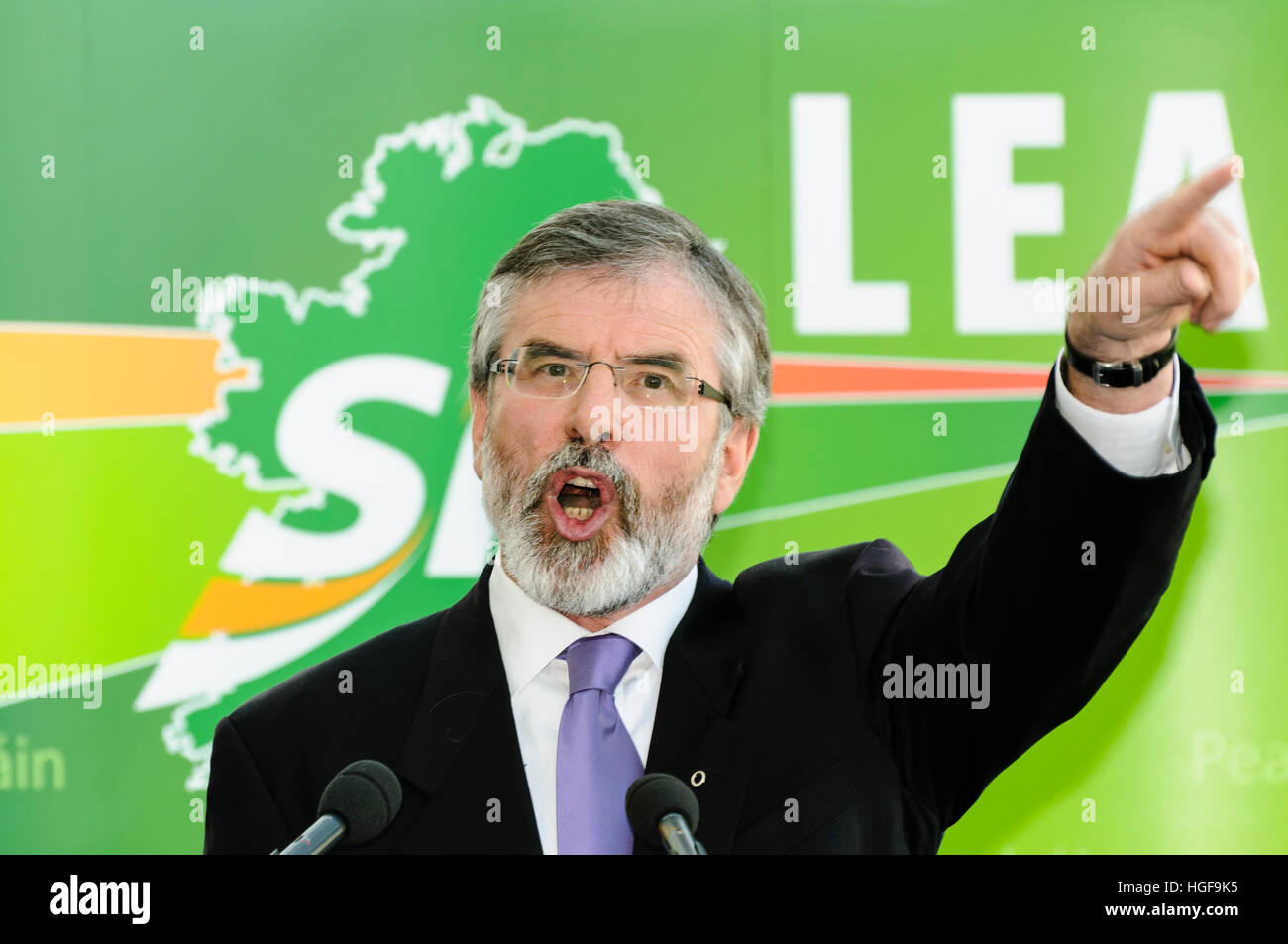 Gerry Adams erhebt seine Stimme und zeigt während einer Rede. Stockfoto