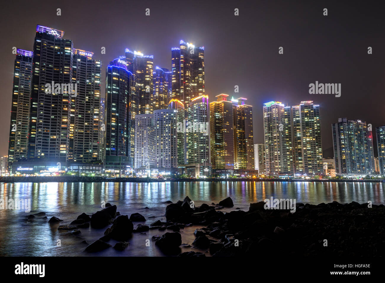 Blick auf die Wolkenkratzer in der Marinestadt Wohngebiet in Haeundae Hafenviertel in Busan, Südkorea, in der Nacht. Stockfoto