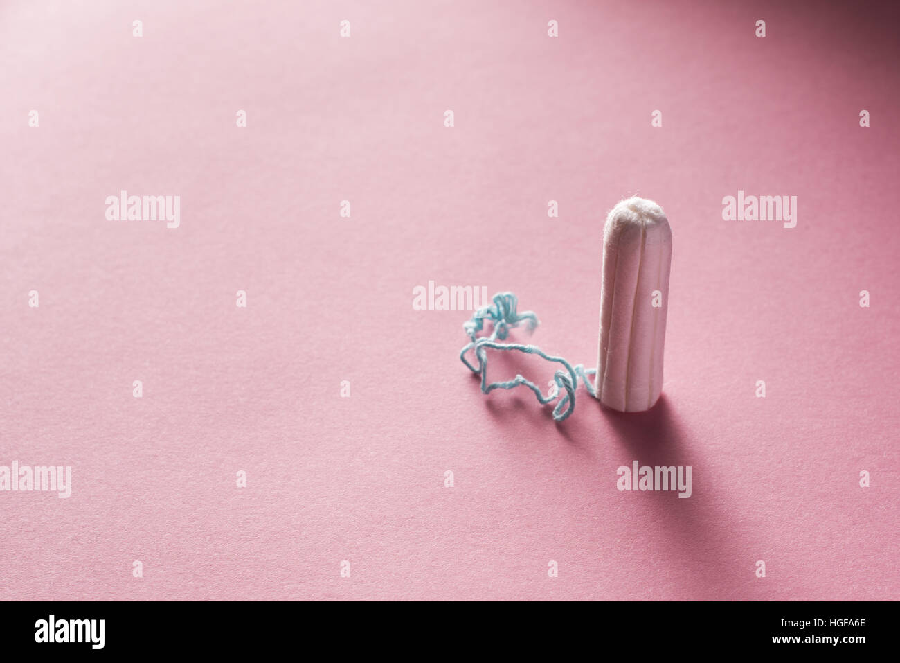 Sauberen, weißen Tampons auf rosa Hintergrund Stockfoto