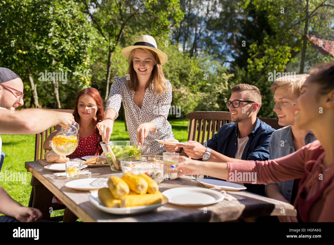 Glückliche Freunde mit Abendessen im Sommer-Garten-party Stockfoto