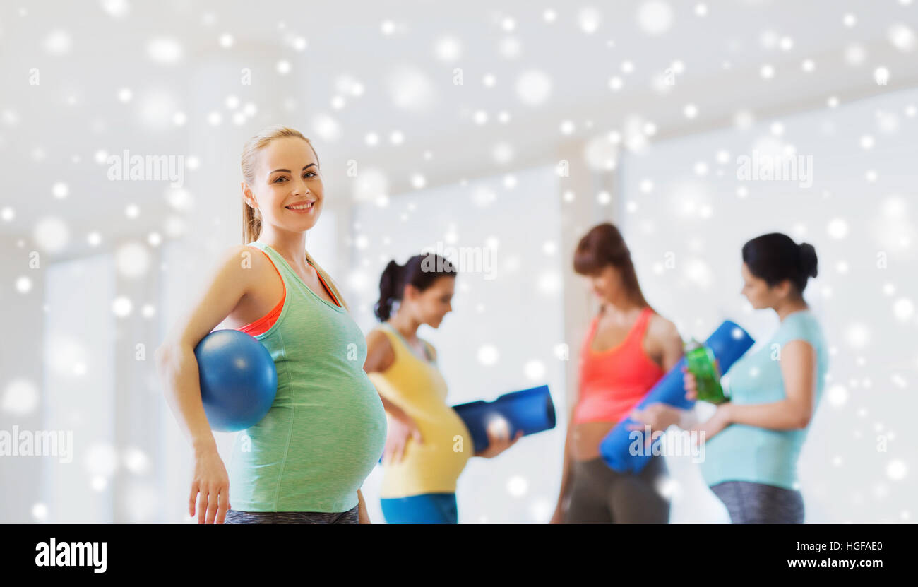 glücklich schwanger Frau mit Ball im Fitness-Studio Stockfoto