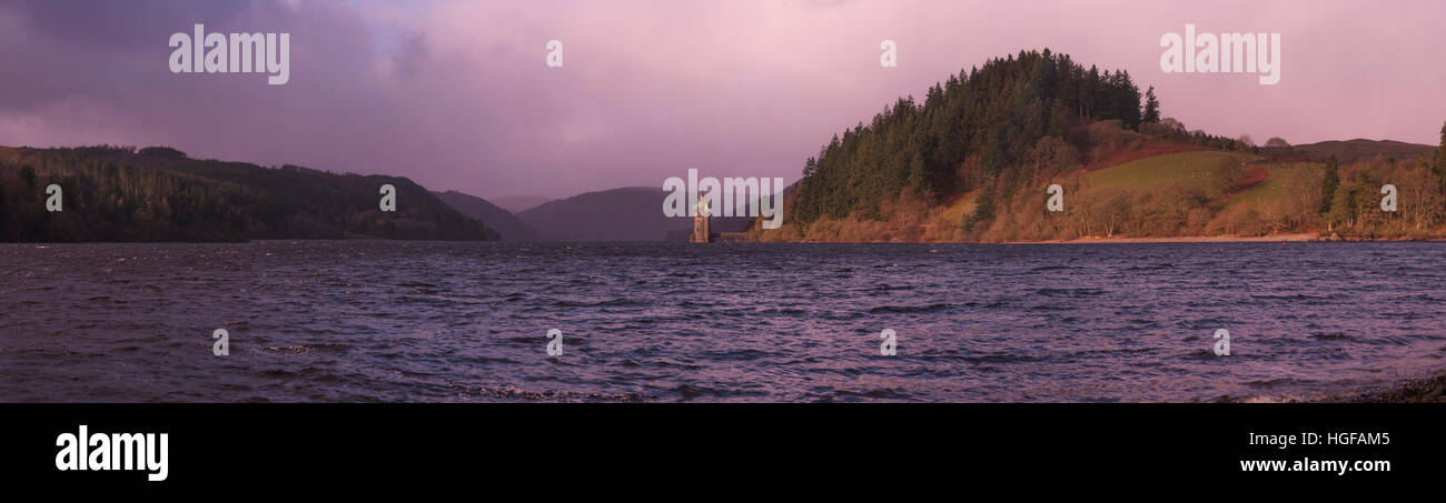 Lake Vyrnwy (Walisisch: Llyn Efyrnwy) Powys Wales UK - einem künstlichen Stausee, hinter einem 45m hohen steinernen Damm, erbaut im Jahre 1880, frisches Wasser in die Stadt von Liverpool zu bieten. Die Wälder rund um den See sind ein Naturschutzgebiet und Website der spezielle wissenschaftlichen Interesses (SSSI) The Lake Vyrnwy Nature Reserve und Immobilien, die den See umgibt wird gemeinsam von der königlichen Gesellschaft für den Schutz der Vögel (RSPB) und Severn Trent Water geführt und ist ein beliebtes Ziel für Tagesausflüge und für Ornithologen, Radfahrer und Wanderer. Stockfoto