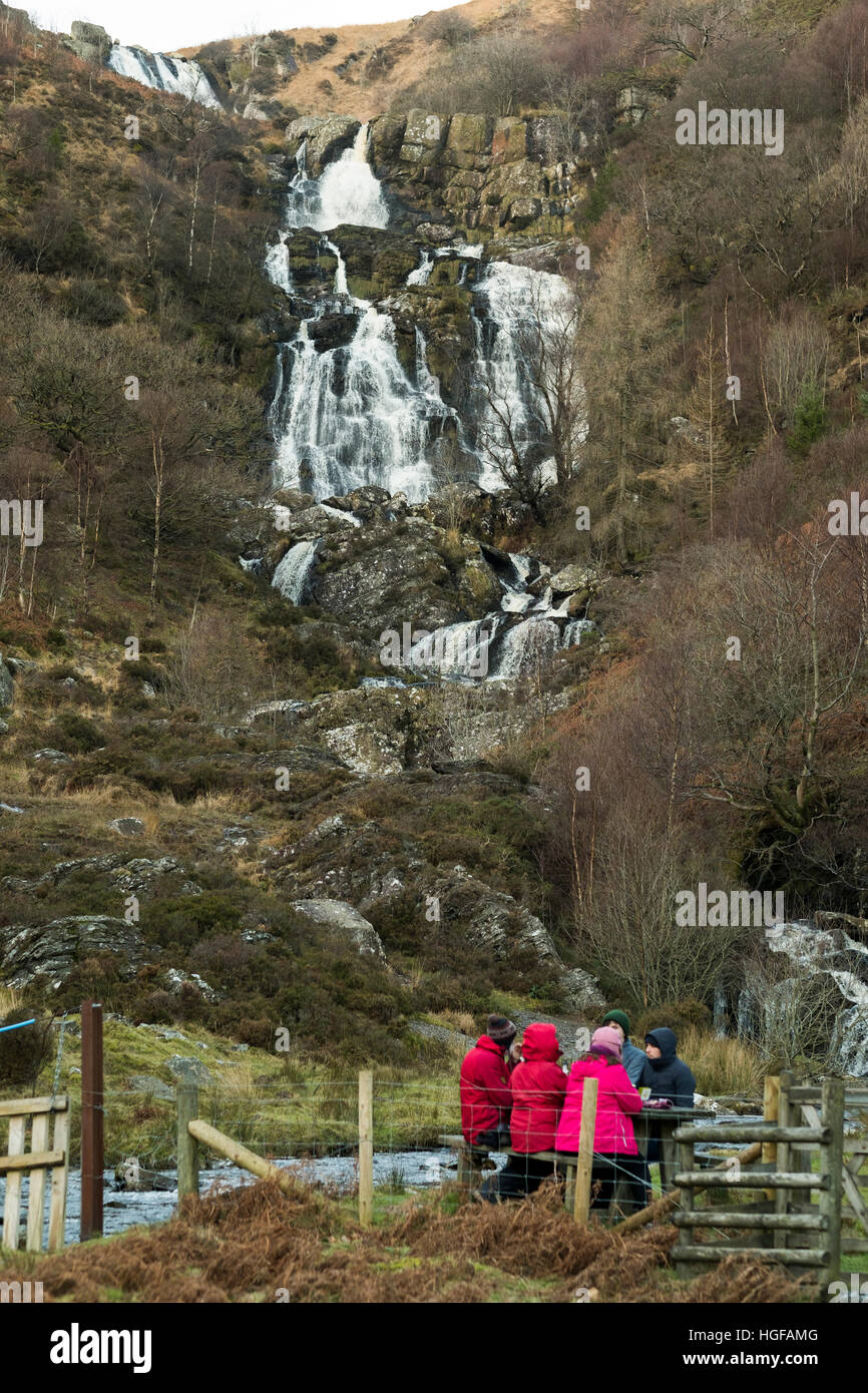 Weihnachtsfeiertag: 26. Dezember 2016: Spaziergänger bei einem Picknick an den Pistyll Rhyd y Meinciau Wasserfällen am Fluss Eiddew und dem Rhiwargor Trail, Lake Vyrnwy, Powys Wales, Großbritannien Stockfoto