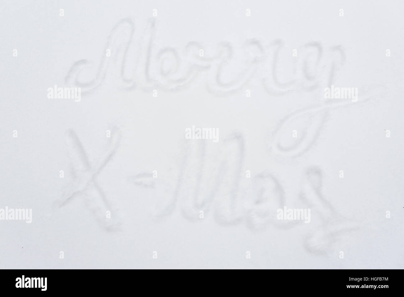 Frohe Weihnachten Worte zur Schneeoberfläche Stockfoto