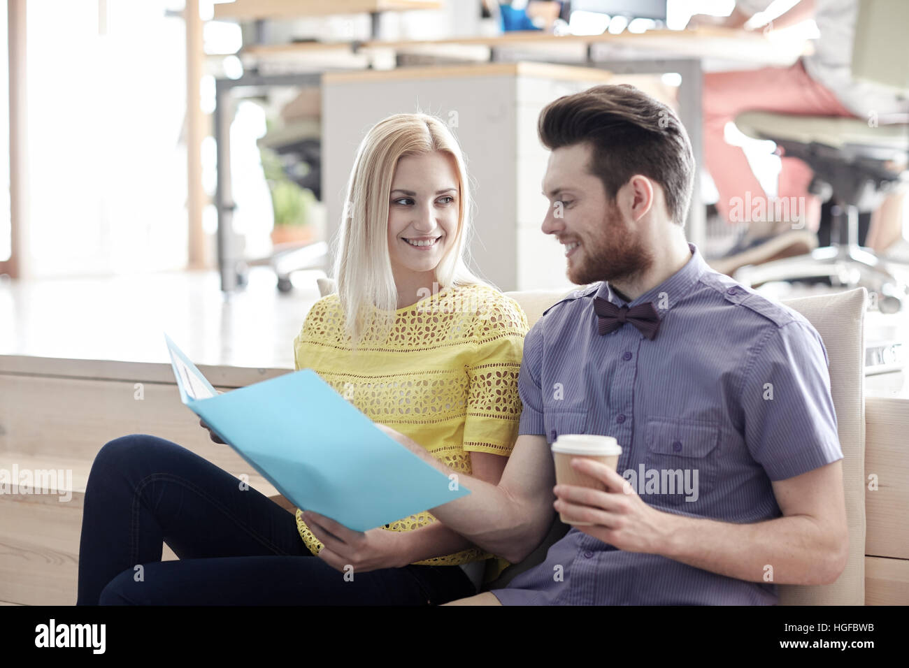 Büroangestellte mit Ordner und Kaffee Stockfoto