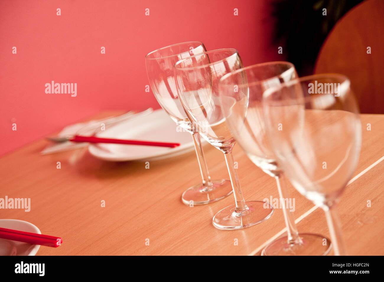 Leere Tabelle in Restaurant Stockfoto