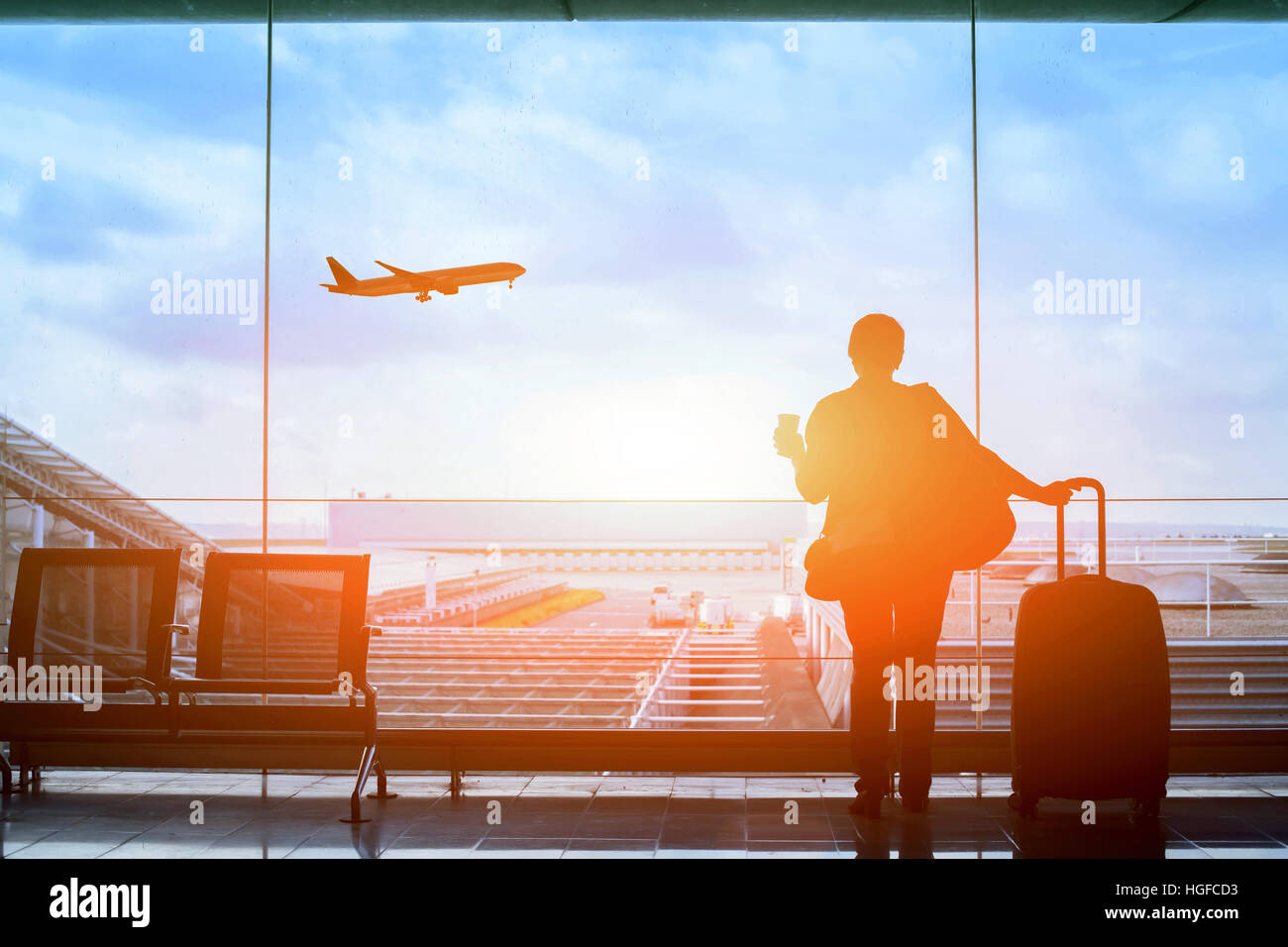 glückliche Reisende warten auf den Flug im Flughafen, Abflugterminal, Einwanderung Konzept Stockfoto