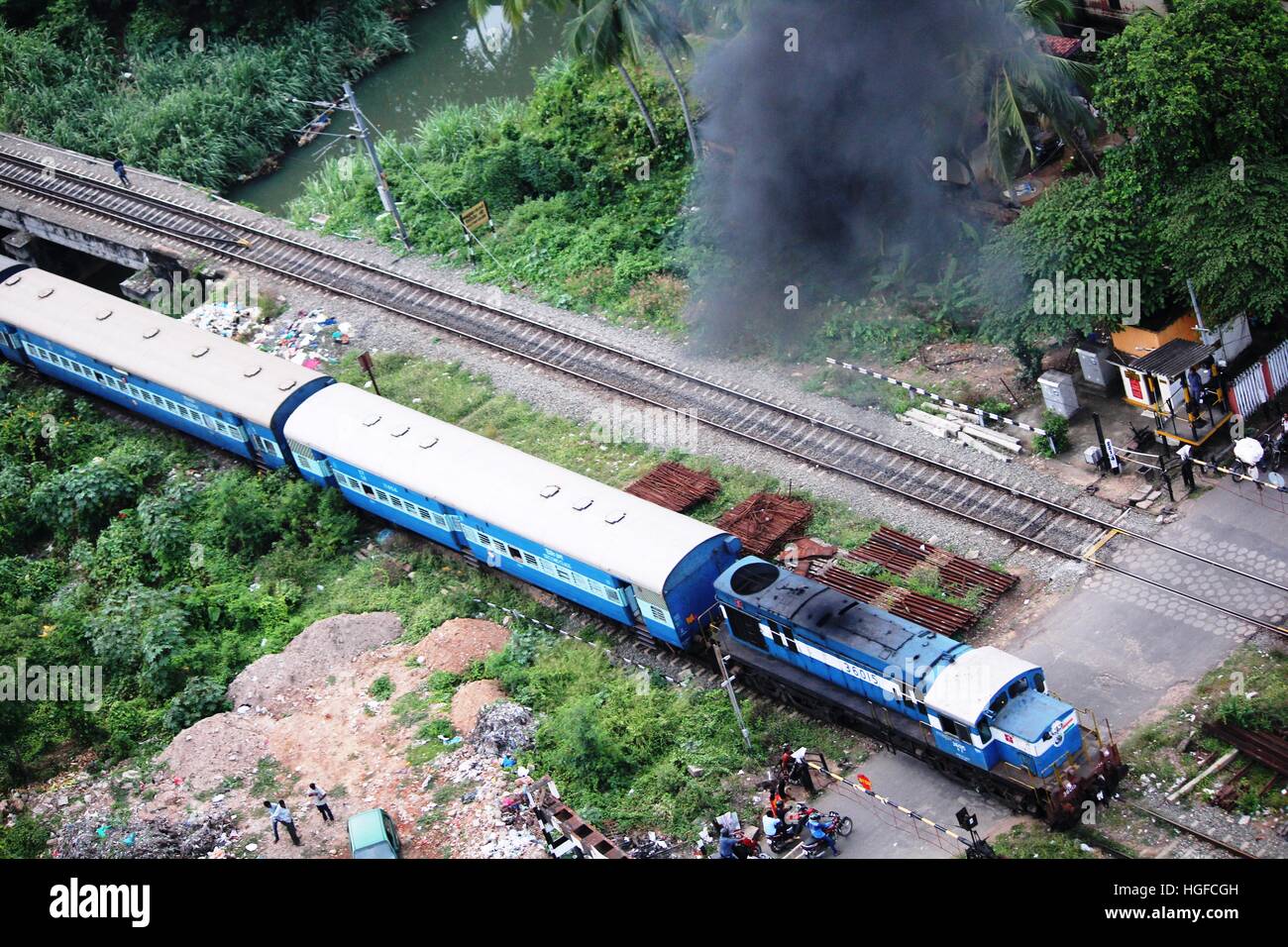 INDISCHE EISENBAHN RAUCH BAHNÜBERGANG Stockfoto