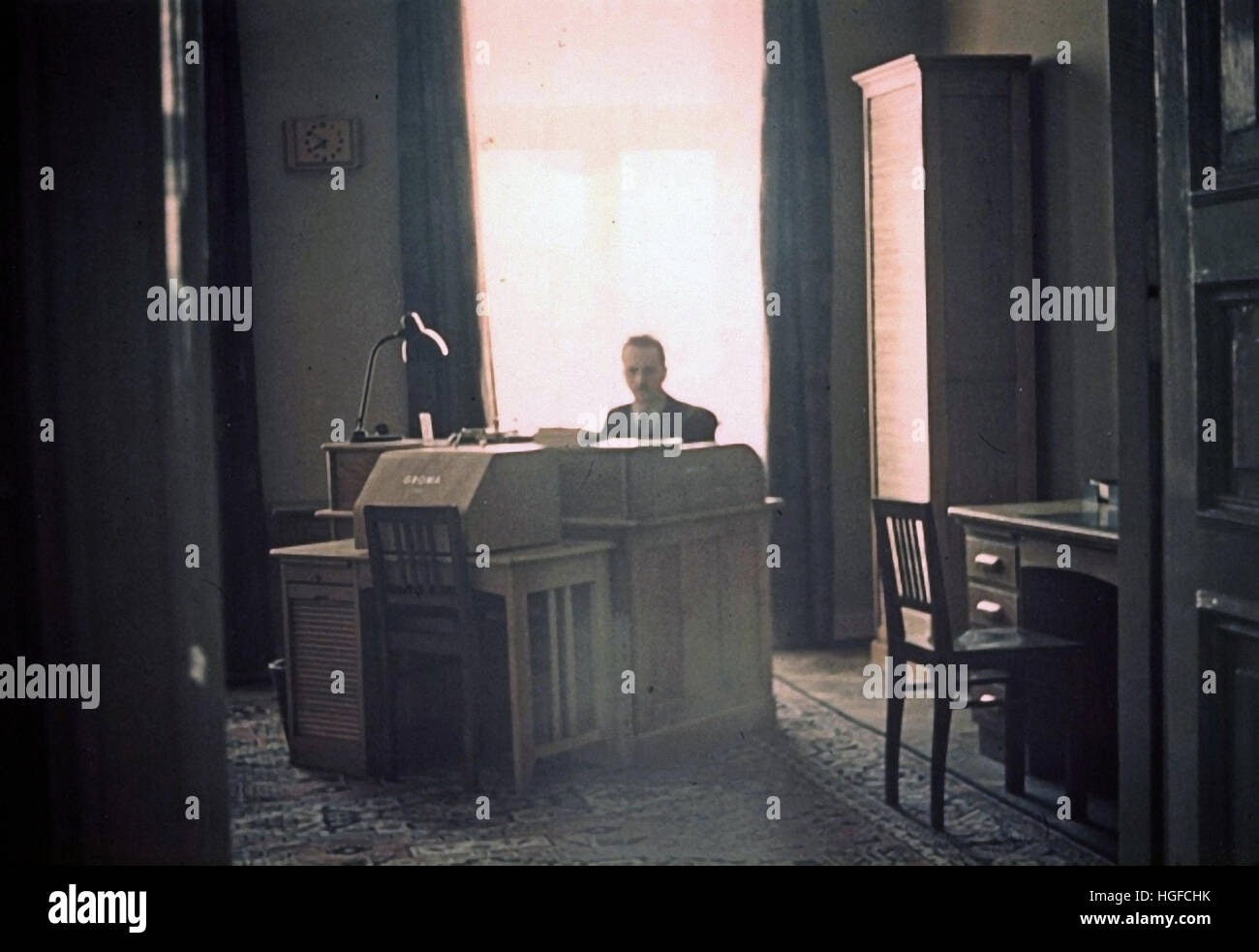 Ghetto Lodz Litzmannstadt, Walter Genewein der Manager der Finanzabteilung Ghetto an seinem Schreibtisch, Polen 1942, Zweiter Weltkrieg, Stockfoto