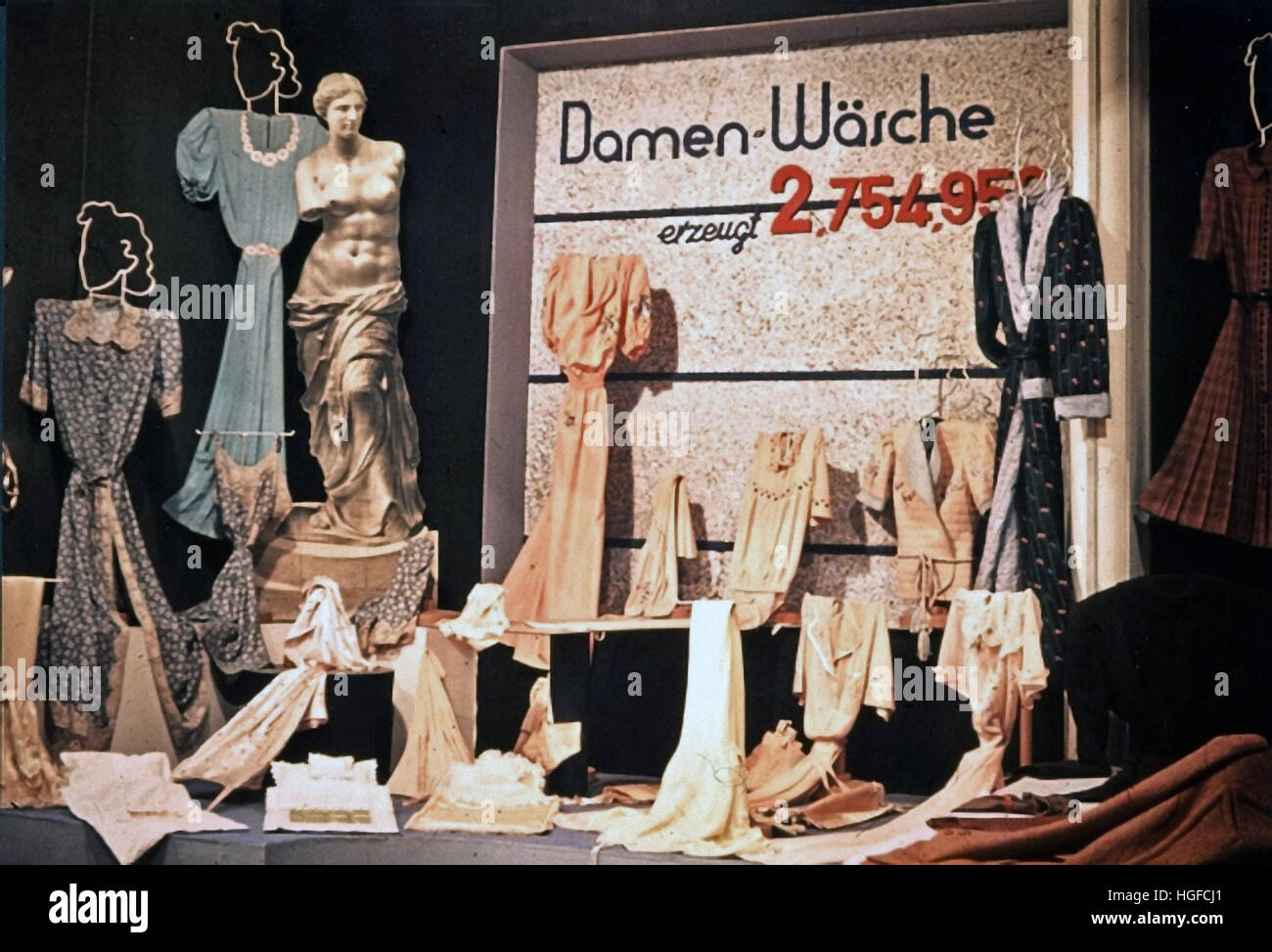 Ghetto Lodz, Litzmannstadt, Anzeige von Handarbeit und Damenbekleidung aus dem Ghetto, Polen, Zweiter Weltkrieg, 1942 Stockfoto