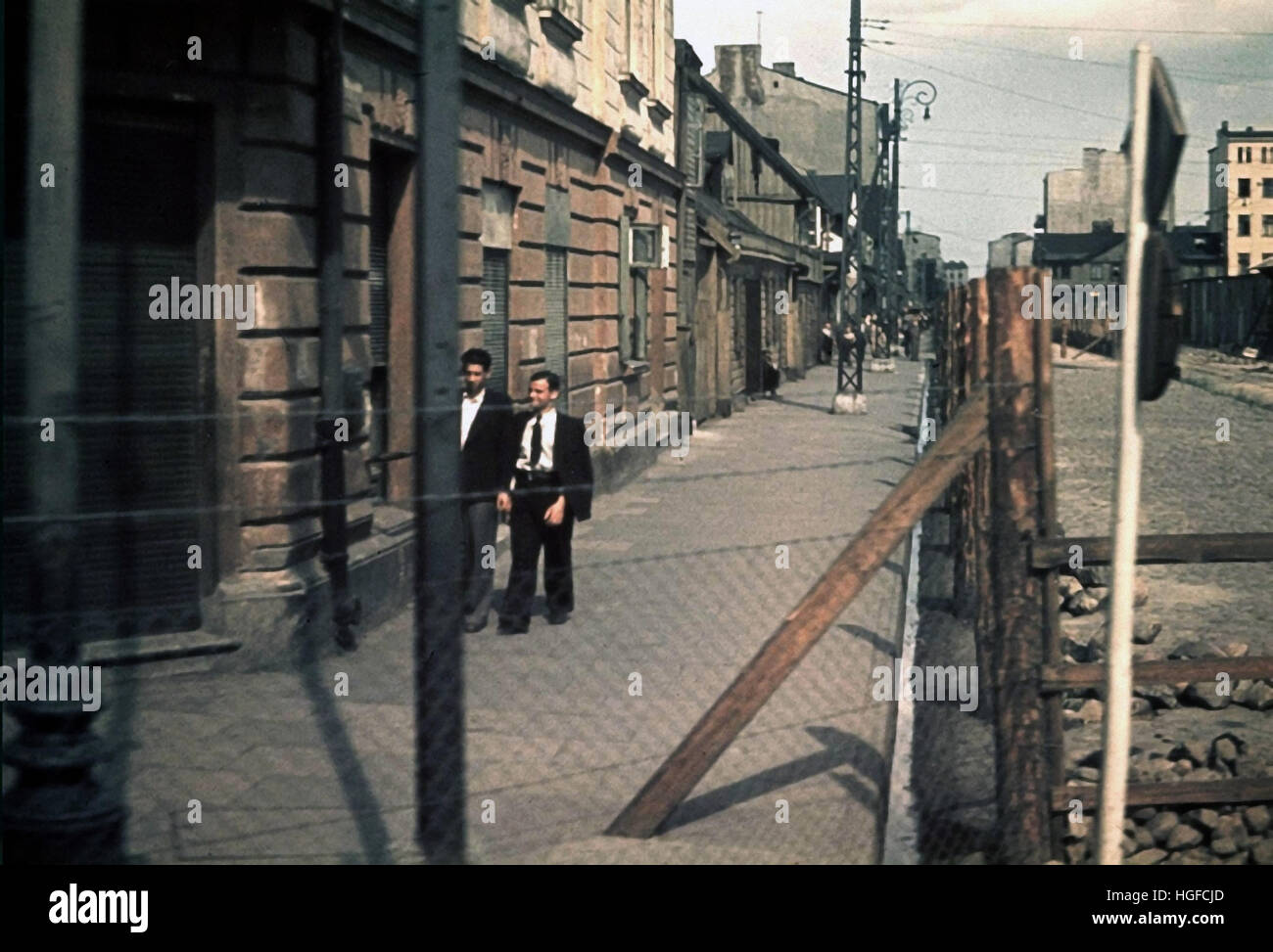 Ghetto Lodz Litzmannstadt, Menschen in einem Ghetto Straße in der Nähe des Zauns, Polen 1942, Zweiter Weltkrieg, Stockfoto