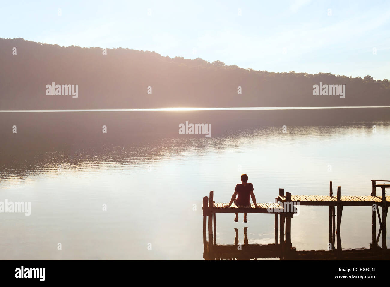 glückliche Menschen, Tagträumer, Mann genießen schöne Aussicht auf den See, Inspiration in der Natur Stockfoto
