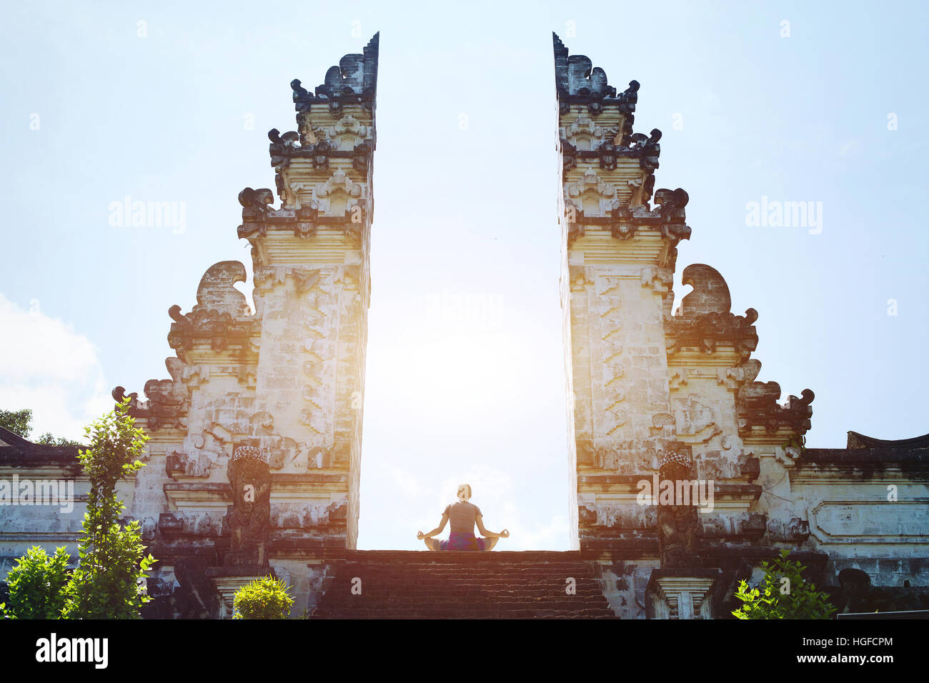Yoga auf Bali, Meditation im Tempel, Spiritualität und Erleuchtung Stockfoto