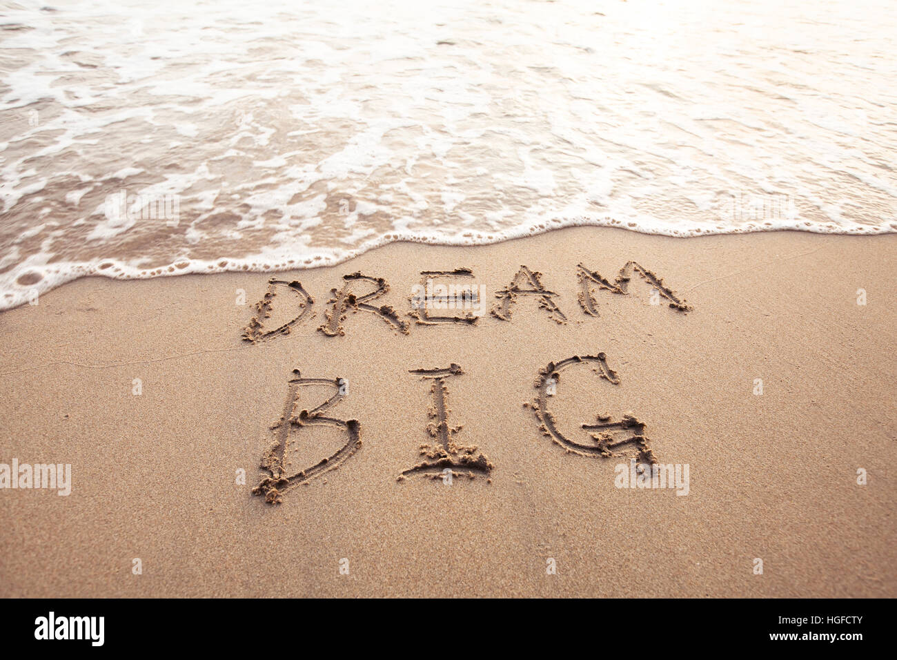 Träumen von großen motivationalen Schild auf dem Sand des Strandes Stockfoto