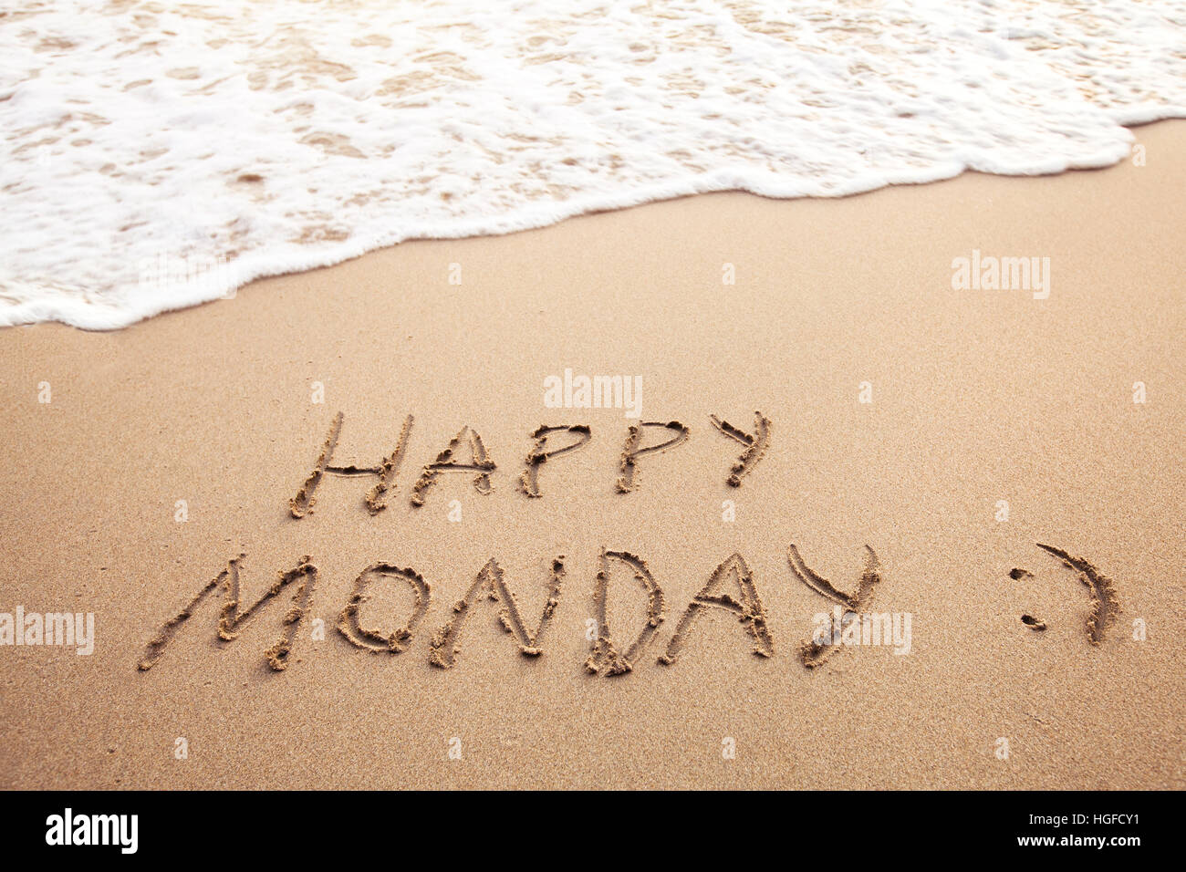 glücklicher Montag, Grußkarte am Sandstrand Stockfoto