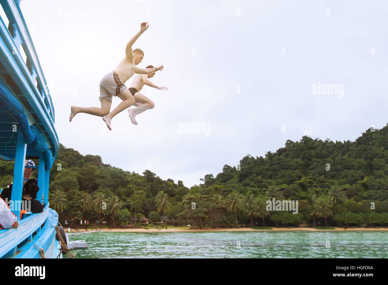 Freunde, die einen Sprung ins Meer von Boot, haben Spaß zusammen, Strand tropisches Abenteuer, Adrenalin Stockfoto