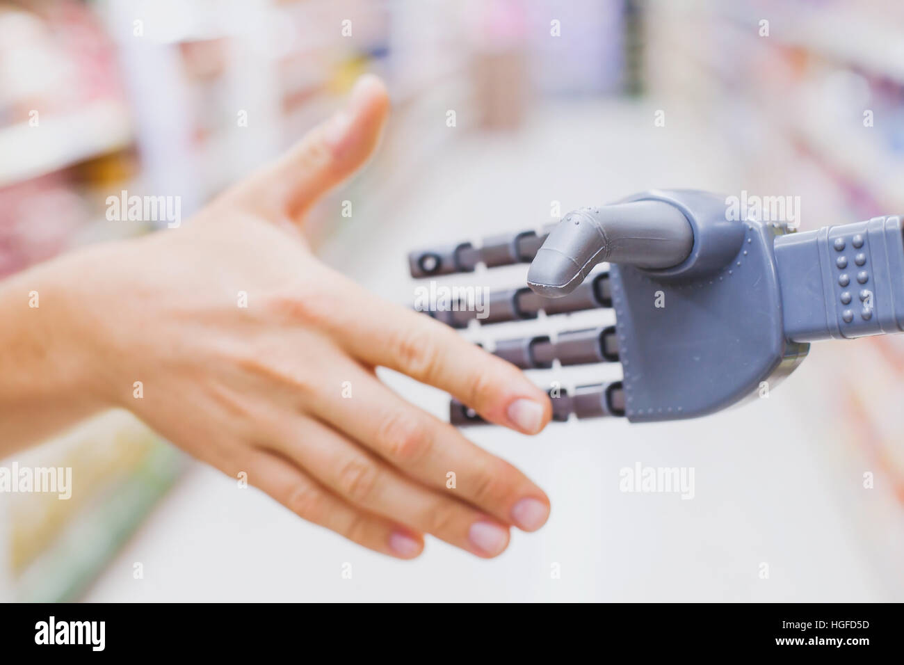 Roboter und menschliche Hände im Alltag, High-Tech-Handshake treffen Droid-Technologie Stockfoto