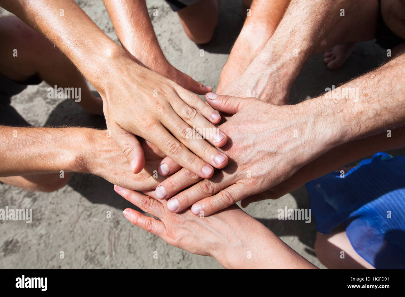 Freiwilligenarbeit oder Teamwork Konzept, Hände Team sammeln zusammen Stockfoto