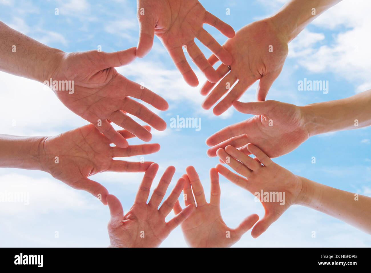 Team oder Bruderschaft Konzept, Gruppe von Personen, die Zusammenstellung von Händen gegen blauen Himmel Stockfoto