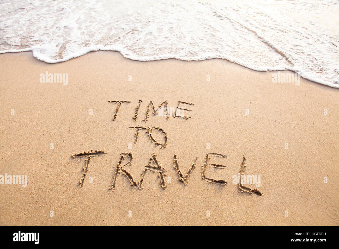 Reisezeit, Konzept Text gezeichnet auf Sand des Strandes Stockfoto