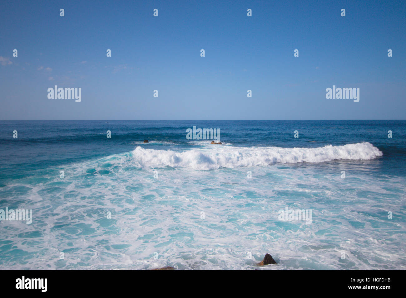 weißer Schaum und blaues Meer Stockfoto