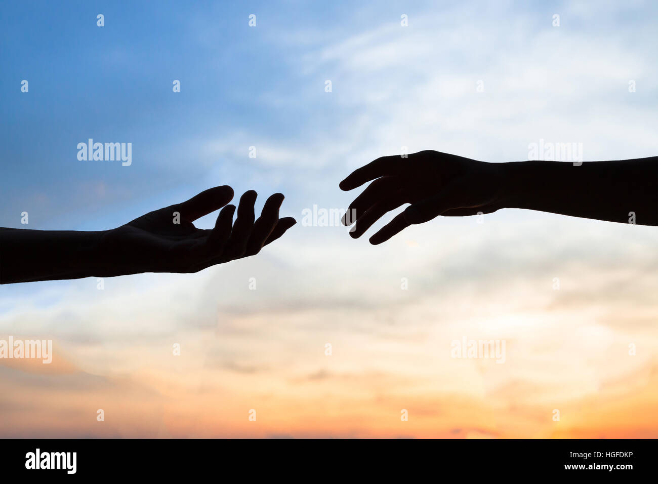 Barmherzigkeit, zwei Hände Silhouette am Himmel Hintergrund, Verbindung oder Hilfe Konzept Stockfoto