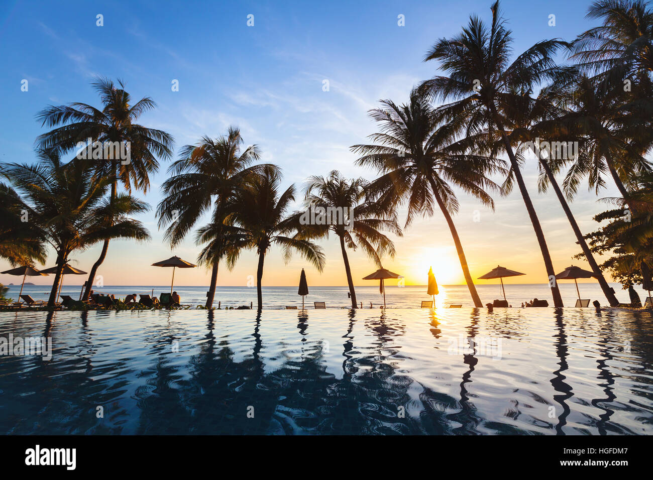 schöner Sonnenuntergang tropischen Strand Landschaft von Paradise Island mit Silhouetten von Palmen, Sommer-Ferien-Hintergrund Stockfoto