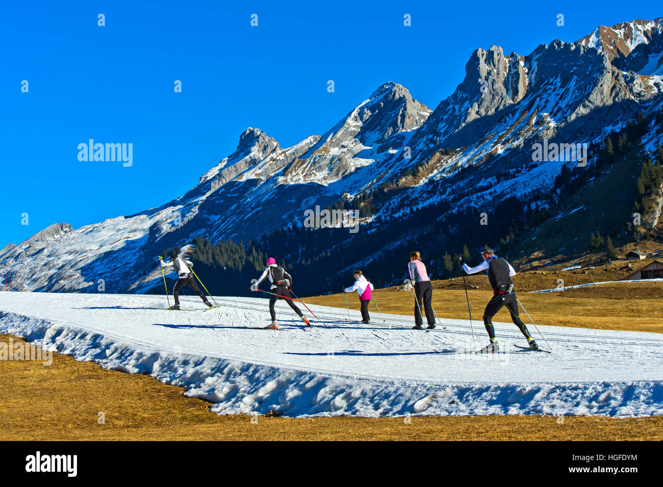 Langläufer auf improvisierten Langlauf läuft, Espace Nordique des Confins, La Clusaz, Frankreich Stockfoto