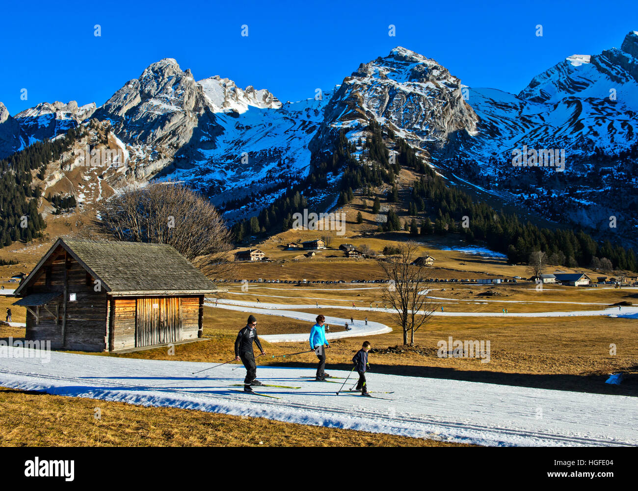 Familie beim Langlaufen auf improvisierten Langlaufloipen, Espace Nordique des Confins in La Clusaz, Frankreich Stockfoto
