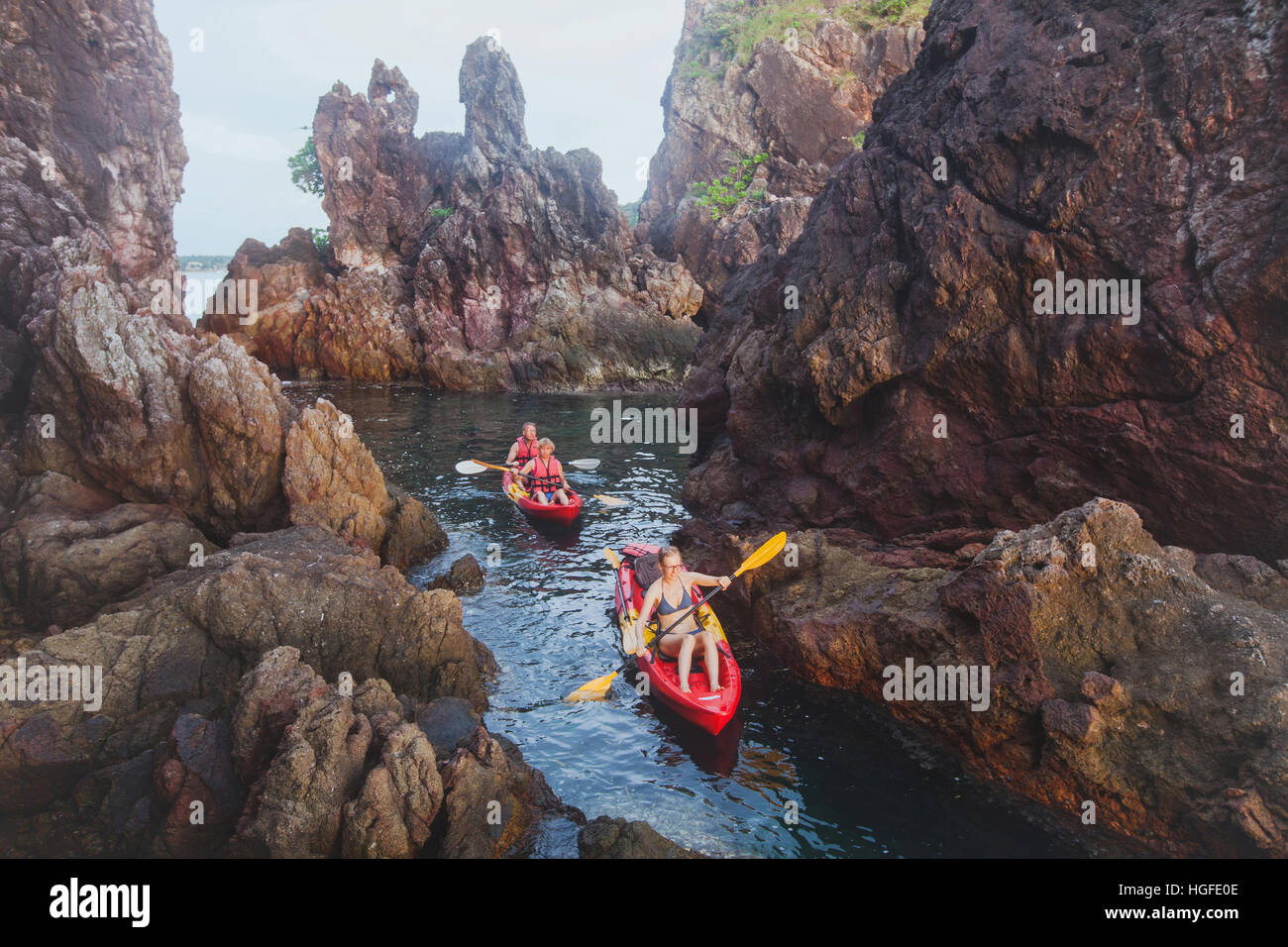 Kajak, Abenteuerreisen, Gruppe von Personen auf Kajaks zwischen Felsen Stockfoto