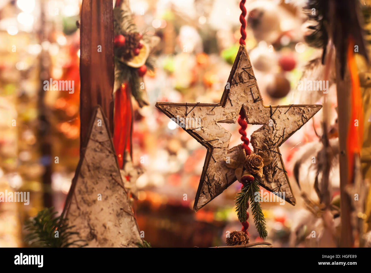 hölzernen Weihnachtsdekoration Sterne hautnah in der Straßenmarkt Stockfoto