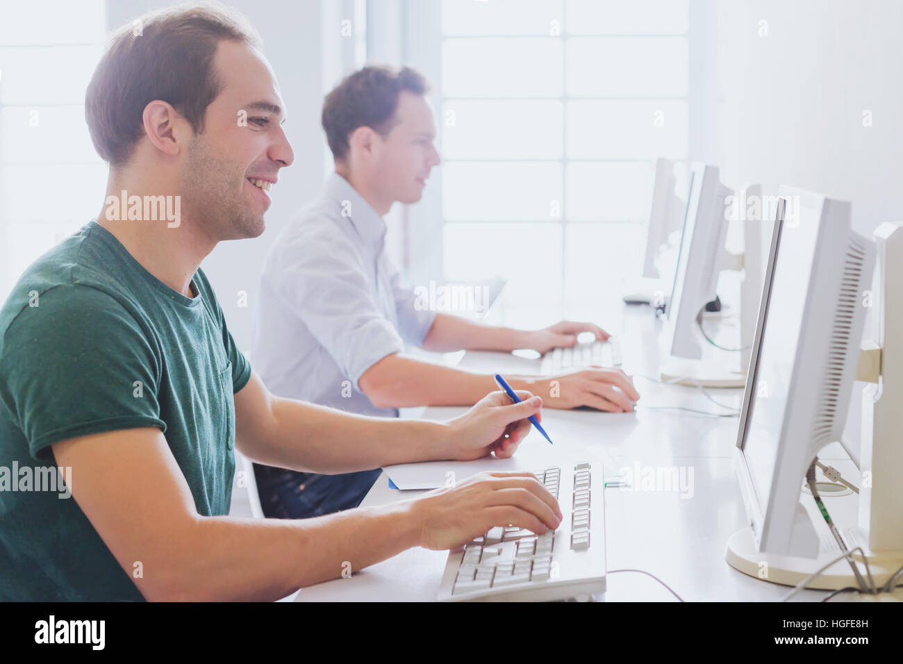 Gruppe von Studenten, die Arbeit mit Computern in der Bibliothek der Universität Stockfoto