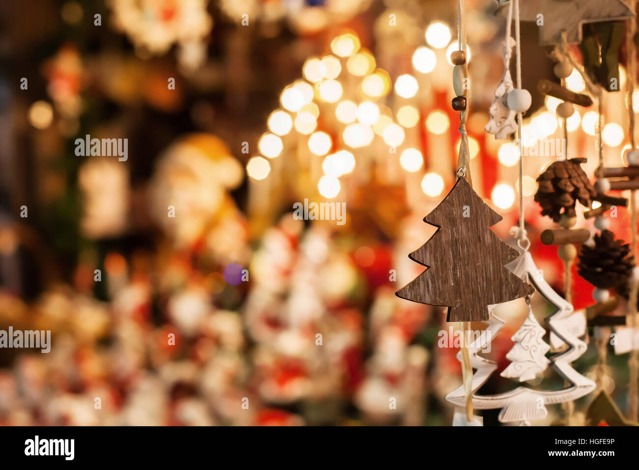 Weihnachtsbaum Dekoration im Winter Straßenmarkt in Europa-shop Stockfoto