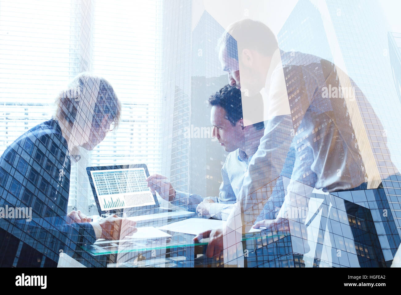 Teamarbeit-Konzept, Business-Team zusammenarbeiten, Doppelbelichtung des Treffens Stockfoto