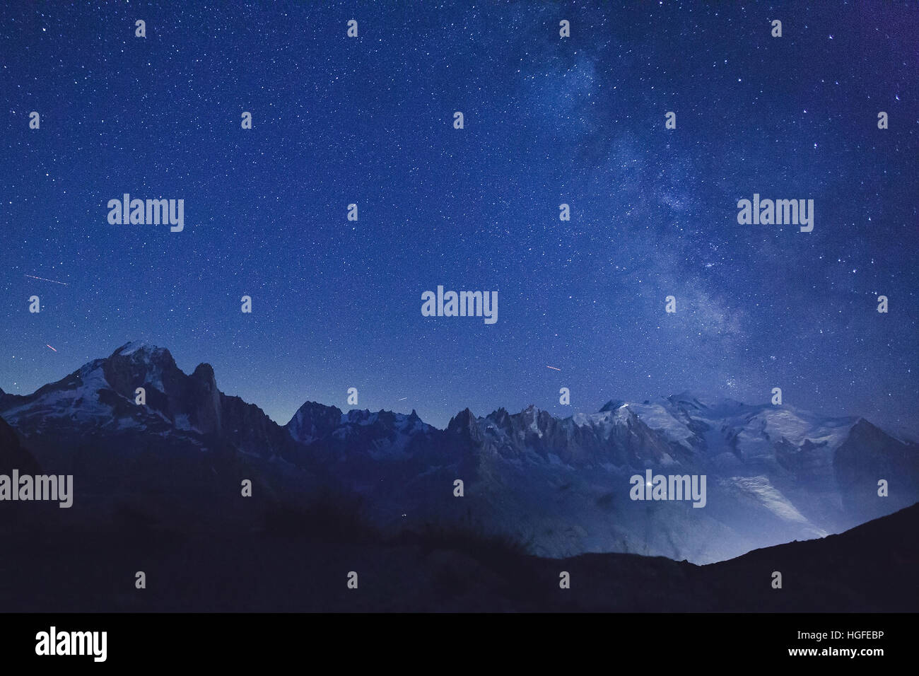 Nacht-Sterne und die Milchstraße über alpine Berge, schöne Berge, Natur Hintergrund Stockfoto