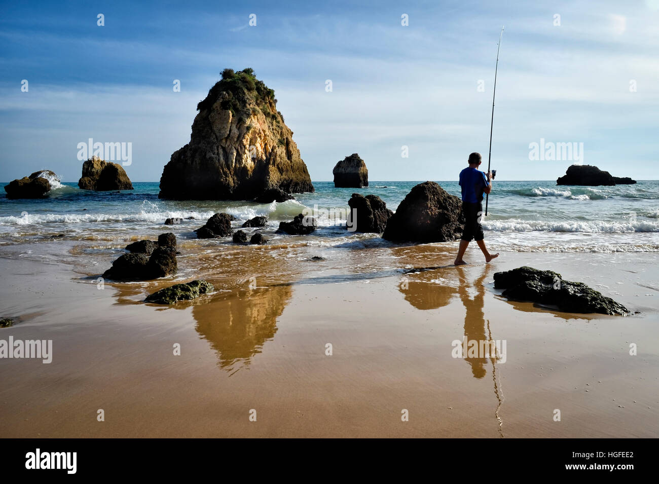 Mann am Strand Angeln Stockfoto