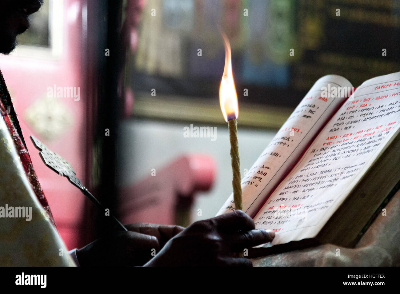 Jerusalem, Israel - 24. November 2013: Ein äthiopischer Mönch hält eine Masse in Geez Sprache in der in äthiopischen Kapelle in Kirche des Heiligen Grabes in J Stockfoto