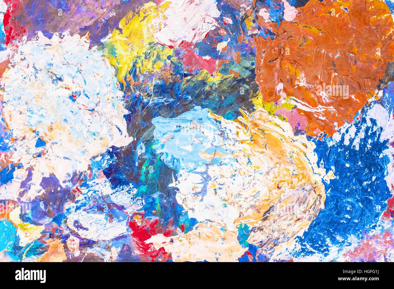Künstler-Pinsel und Ölfarben auf Holzpalette Stockfoto