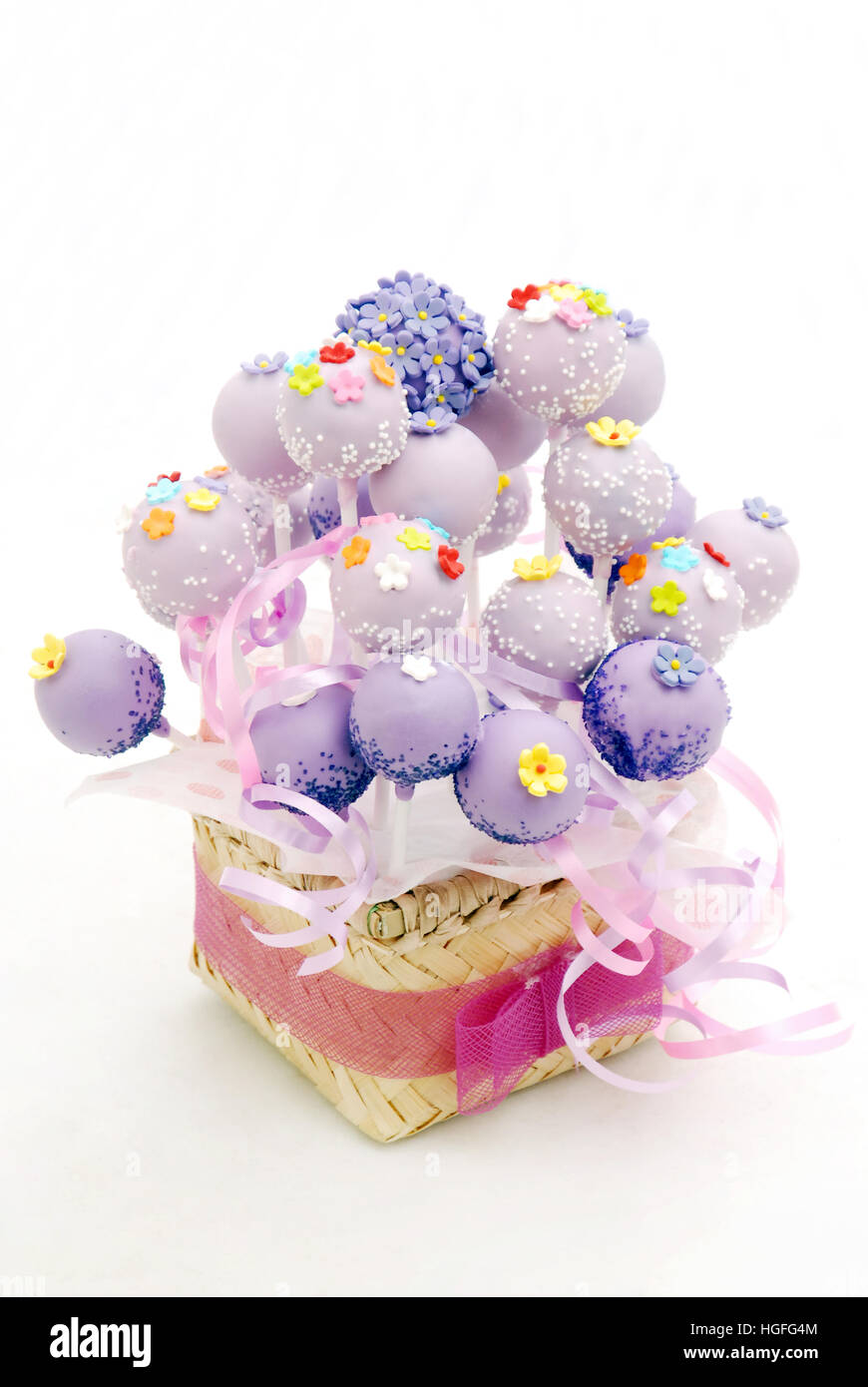 Cake Pop-Eimer, eine Reihe von Cake Pops mit Gurtband aus Bambo, mit einem Band verzieren Stockfoto