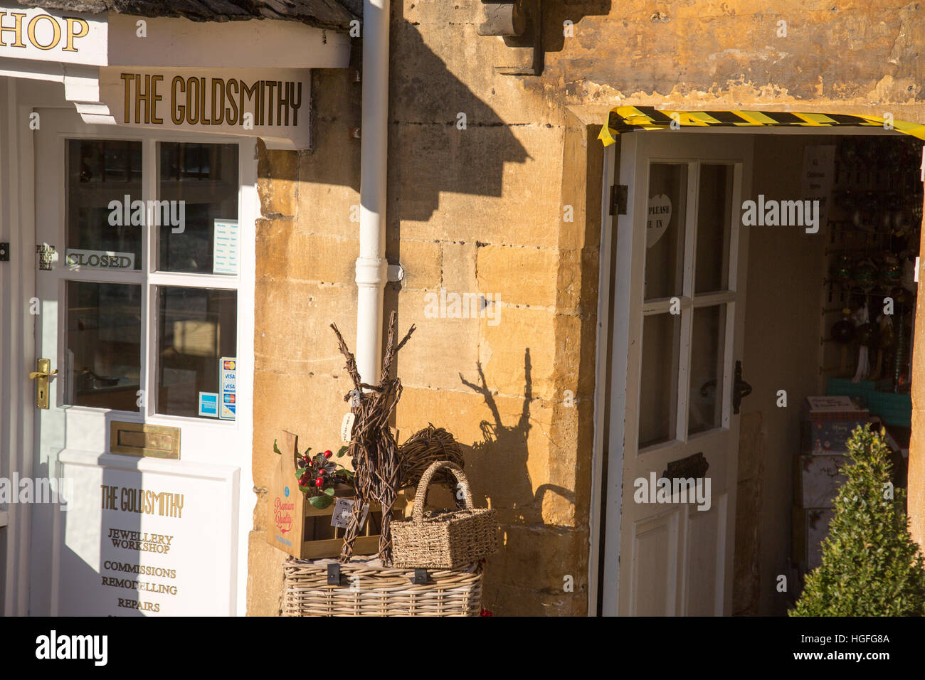 Broadway-Dorf an einem sonnigen Wintertag, beliebter Ort für den Tourismus in den englischen Cotswolds, England Stockfoto