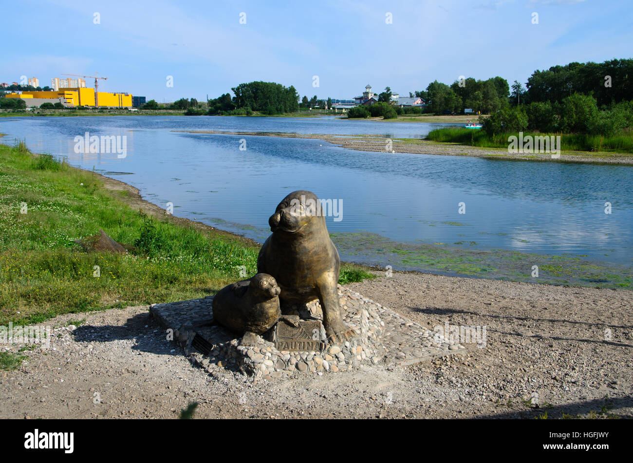 Die Statue der Nerpa, die Baikalrobbe, am Ufer Angara. Stockfoto