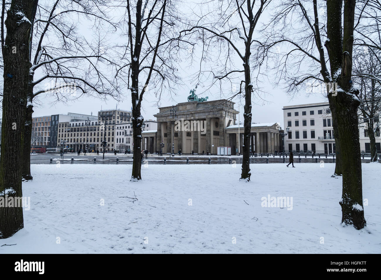Im Winter in Berlin am Brandenburger Tor anzeigen Stockfoto