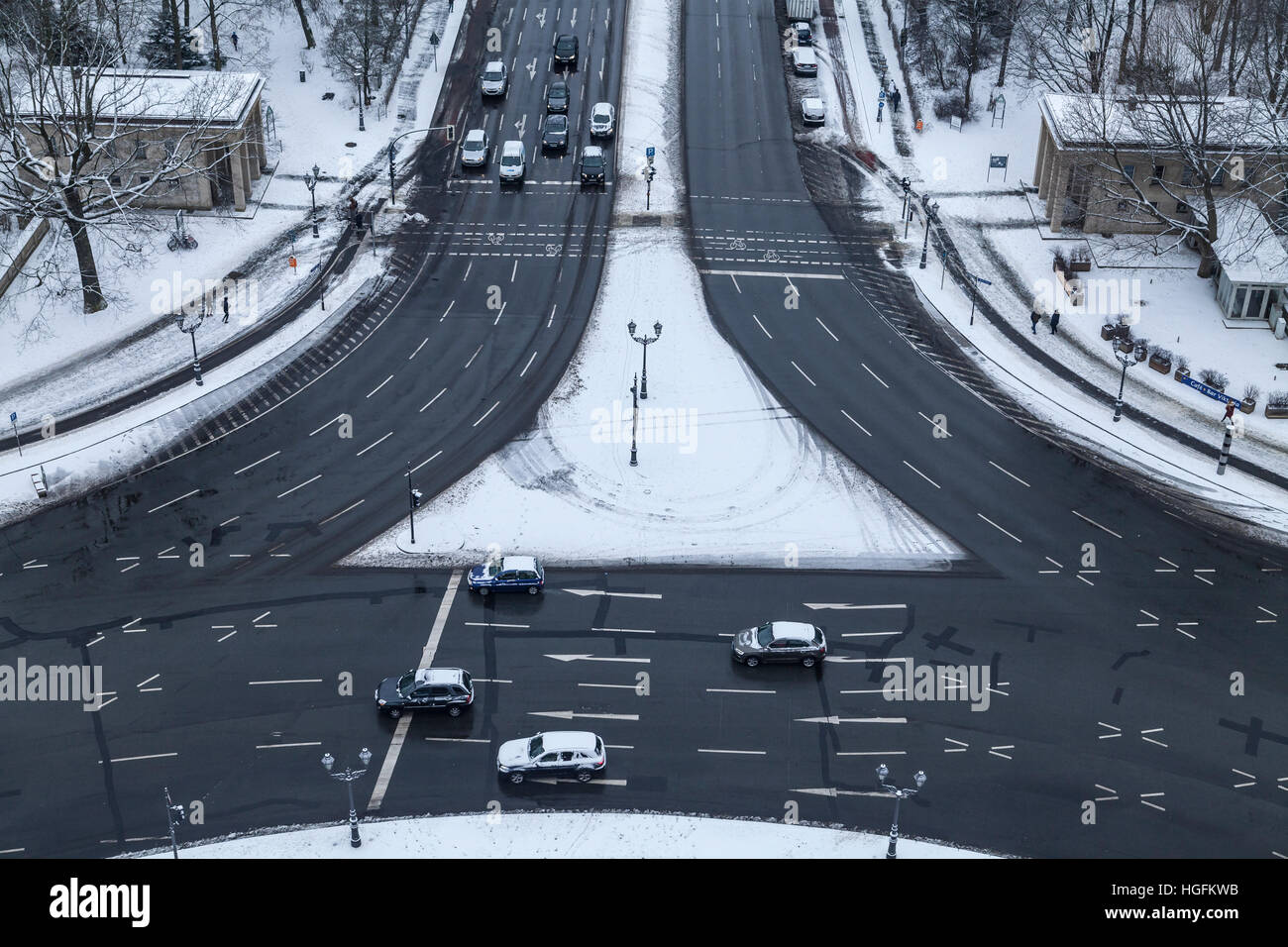 Autos am großen Stern (Kreisverkehr) an der Siegessäule in Berlin im winter Stockfoto