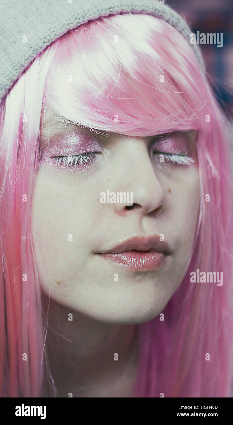 Porträt einer jungen Frau mit rosa Haaren und Augen geschlossen wie sie träumt Stockfoto