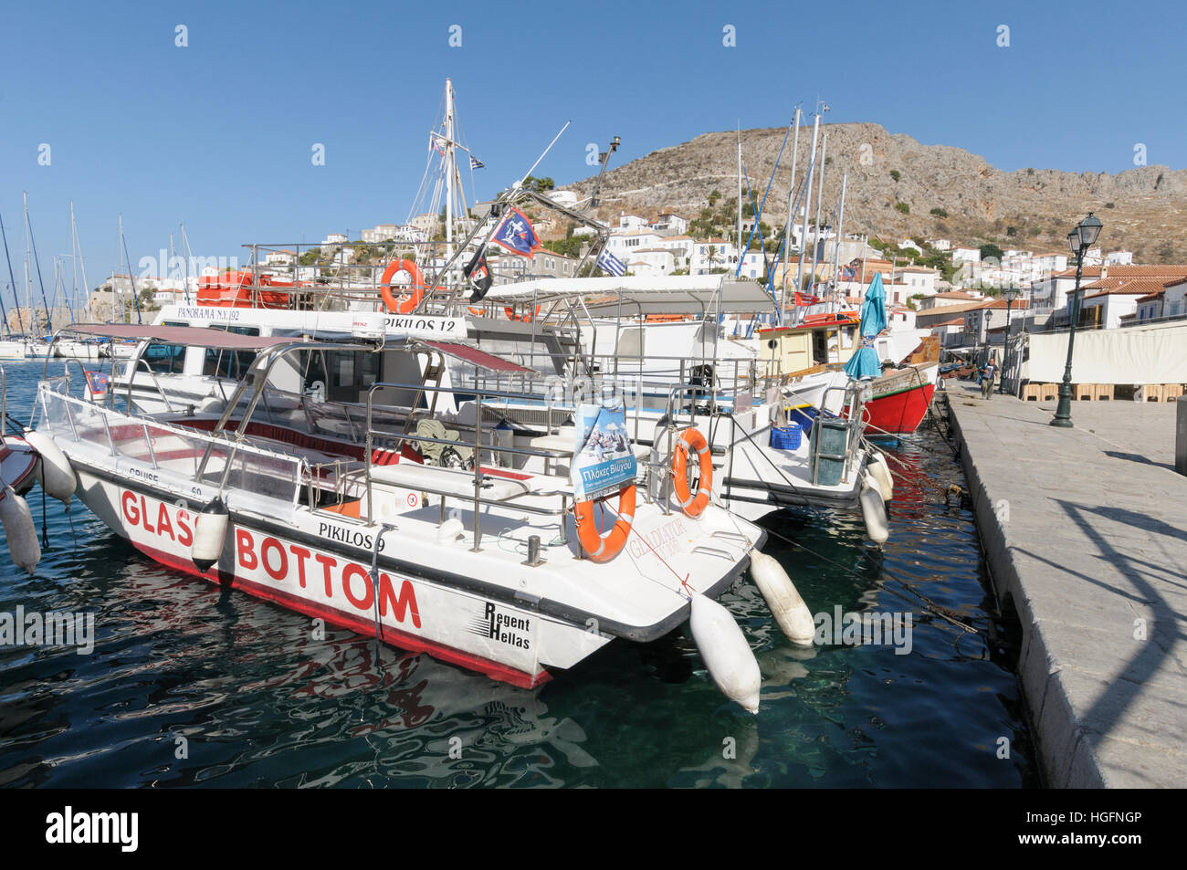 Ein Ankern Glasboden Boot im Hafen von Hydra, Hydra, Saronische Inseln, Griechenland Stockfoto