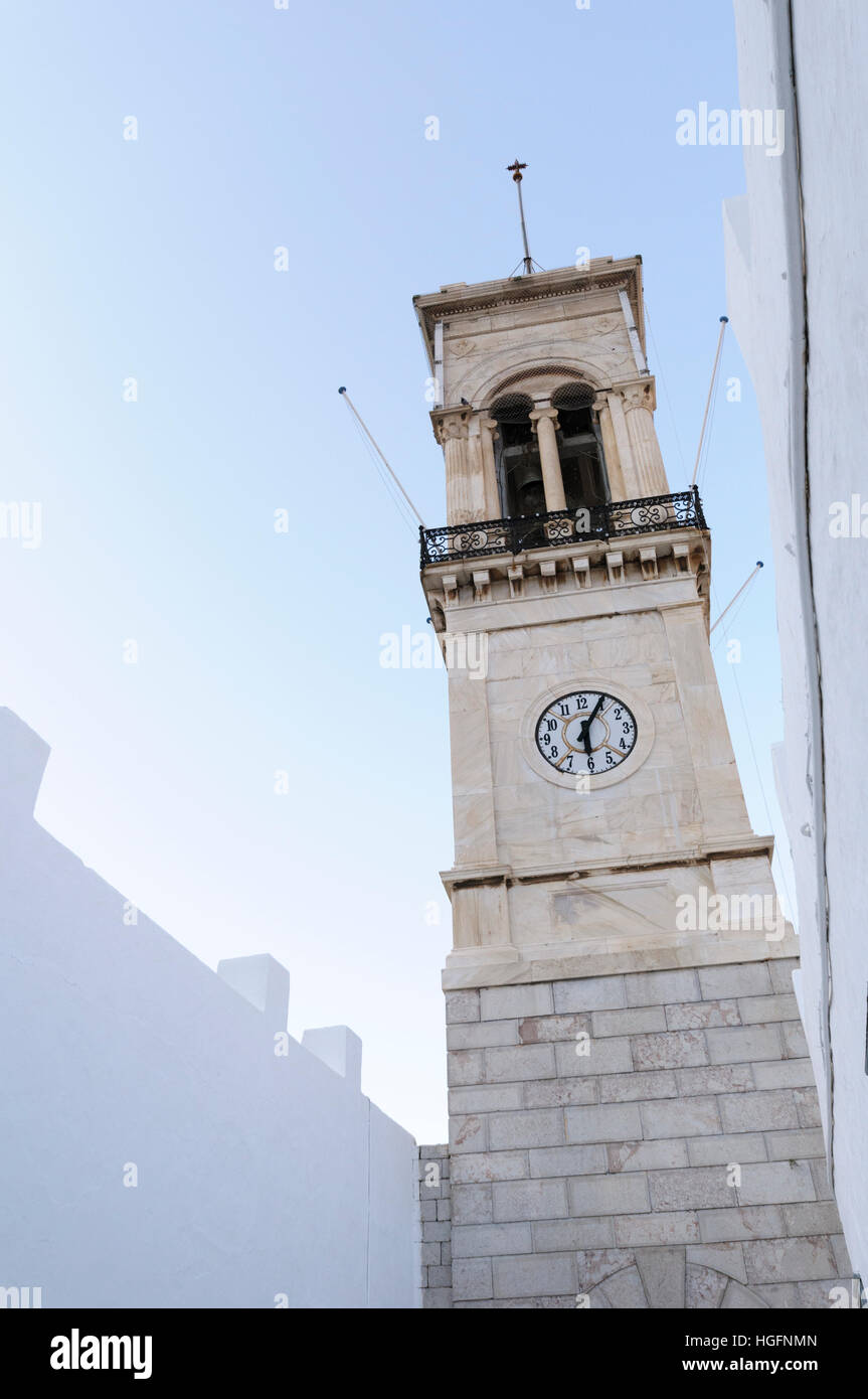 Der dreistöckige Glockenturm, der dominiert die Stadt Hydra auf den Saronischen Inseln, Griechenland Stockfoto
