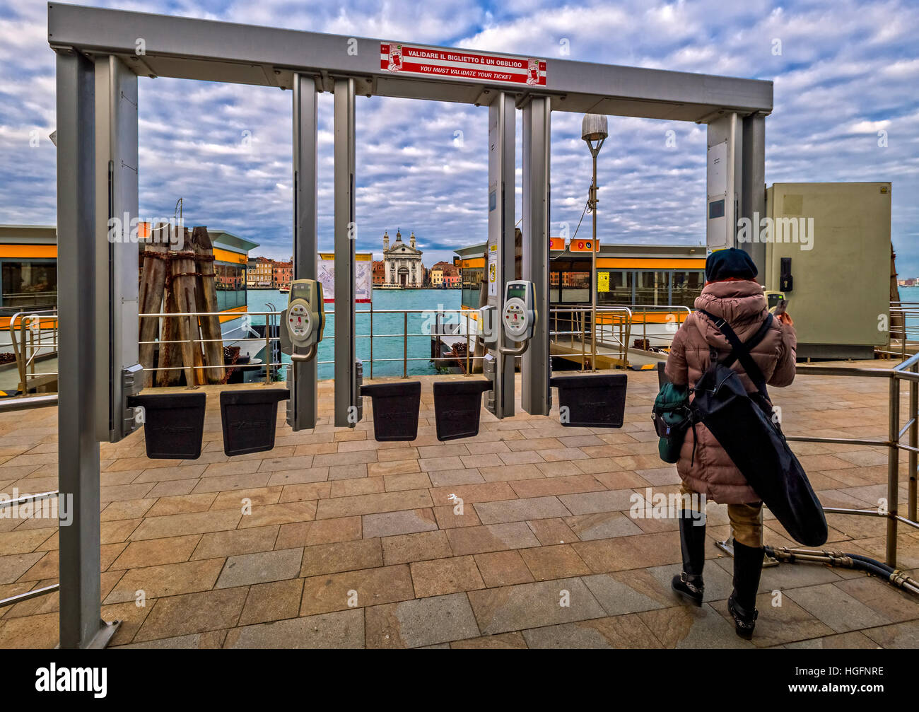 Italien Venetien Venedig ÖPNV - Wasser-Busbahnhof - Ticket Validierung Stockfoto