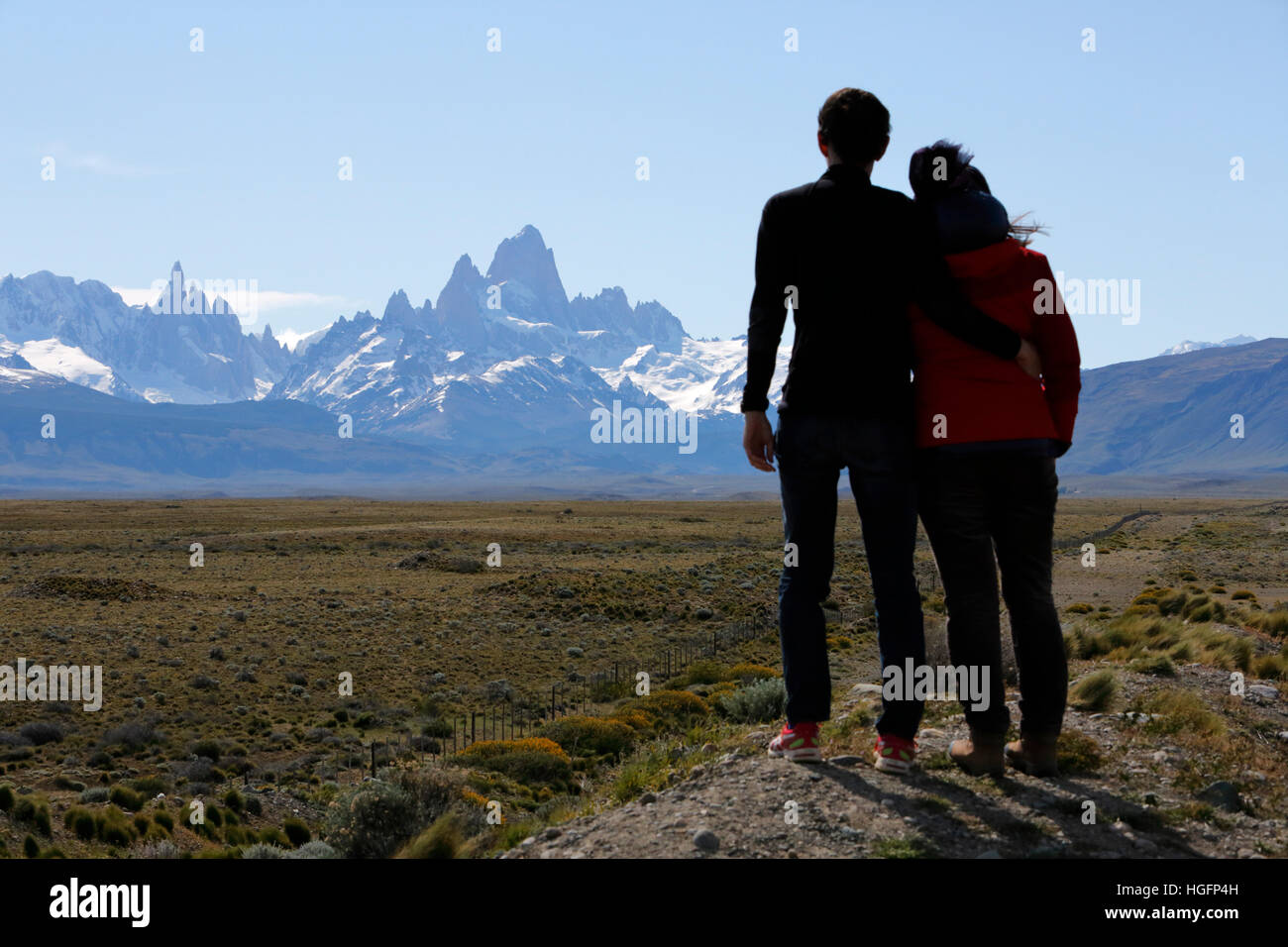 Paar, bewundern Sie die Aussicht über Mount Fitz Roy und Cerro Torre, El Chalten, Patagonien, Argentinien, Südamerika Stockfoto