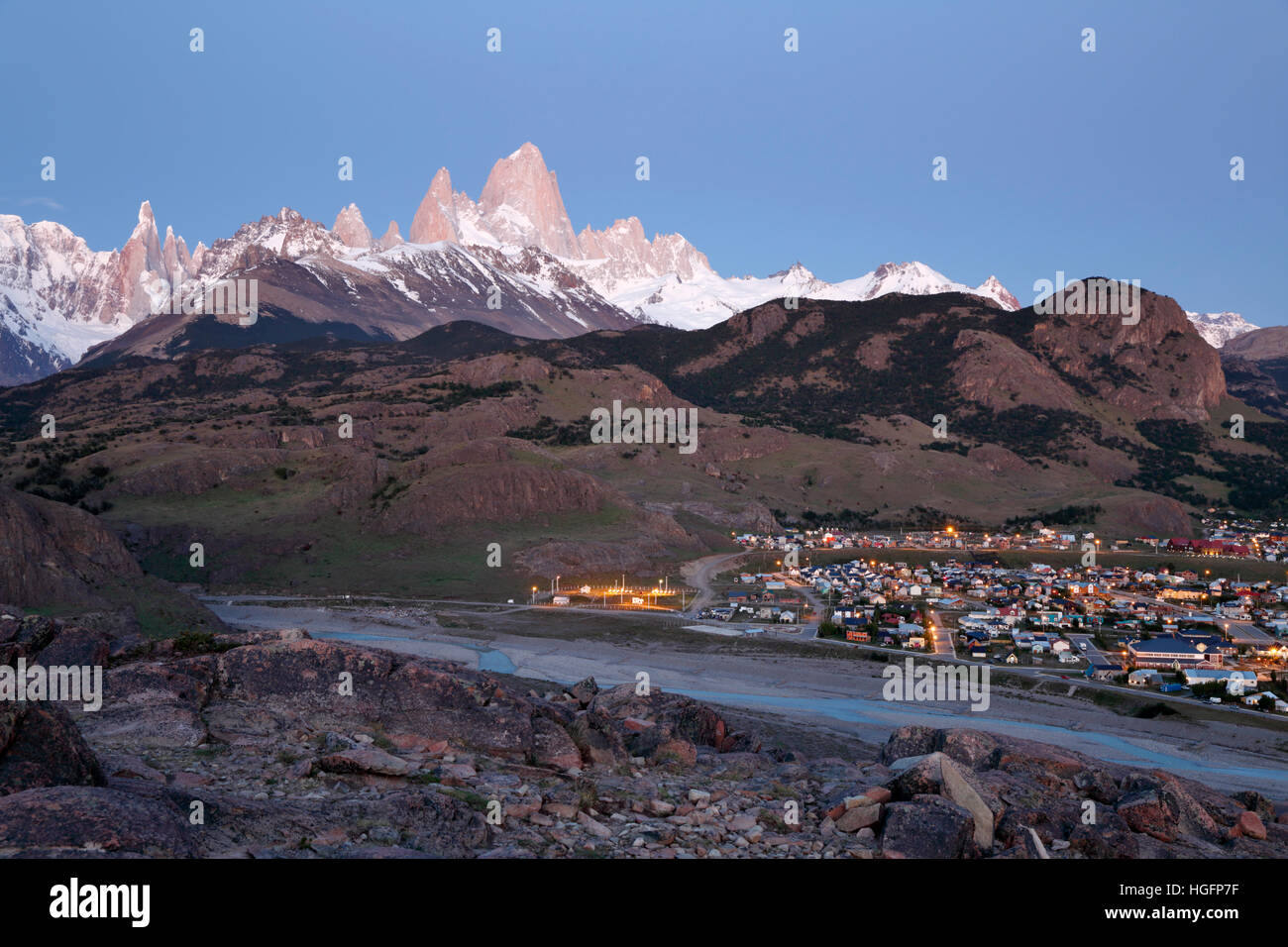 Blick auf Mount Fitz Roy und Cerro Torre mit Stadt von El Chalten, El Chalten, Patagonien, Argentinien, Südamerika Stockfoto