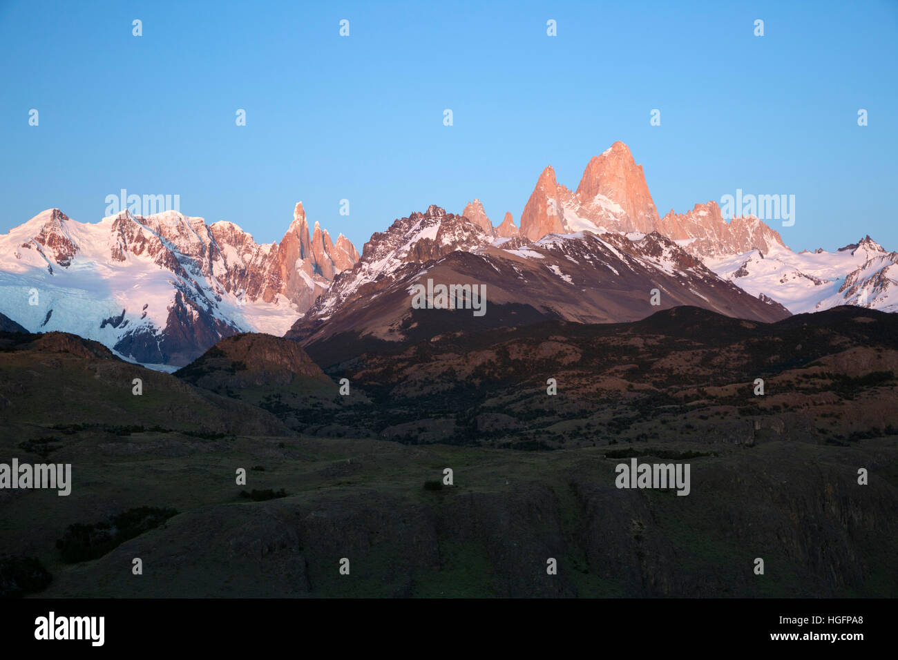 Blick auf Mount Fitz Roy und Cerro Torre bei Sonnenaufgang vom Mirador de Los Kondore, El Chalten, Patagonien, Argentinien, Südamerika Stockfoto